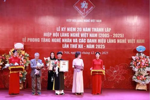 Hình ảnh nghệ nhân thư pháp Tịnh Hà tại chương trình của Hiệp hội Làng nghề Việt Nam.