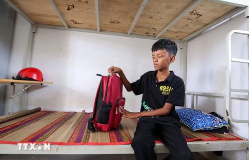 Em Náp Nam, dân tộc Khmer, học sinh lớp 6 Trường Phổ thông Dân tộc Nội trú tỉnh Tây Ninh yên tâm học tập tại ngôi trường dành riêng cho học sinh dân tộc thiểu số. (Ảnh: Giang Phương/TTXVN)