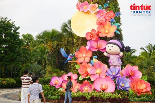 Sắp tới Tết Trung Thu, phía dưới "siêu cây" được trang trí tiểu cảnh bạn nhỏ Fenbao tình cờ khám phá ra một khu vườn kỳ diệu, nơi những đóa hoa rực rỡ soi lối dẫn đến cung trăng...