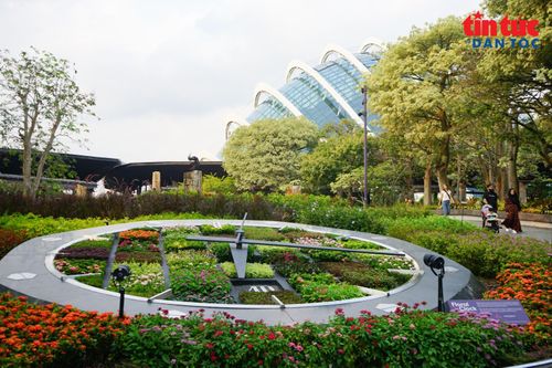 Chiếc đồng hồ hoa (Floral Clock) là một tác phẩm nghệ thuật kết hợp giữa cây cối và công nghệ đo thời gian với đường kính 7 mét và tổng diện tích 270 mét vuông bao gồm cả cây xanh xung quanh.