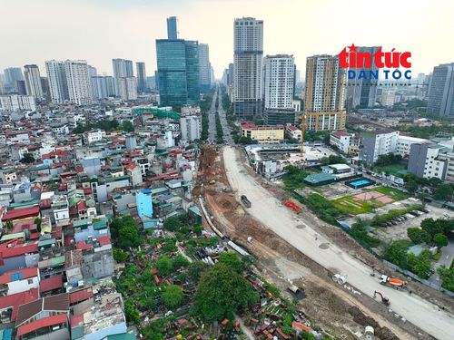 Đoạn từ Khu đô thị mới Dịch Vọng đến đường Dương Đình Nghệ dài 710m đang được gấp rút thi công.