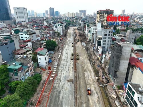 Đoạn từ đường Cầu Giấy đến Khu đô thị mới Dịch Vọng dài 420m đang được tổ chức đồng loạt nhiều mũi thi công. Hình hài tuyến đường mới đã dần hiện rõ.