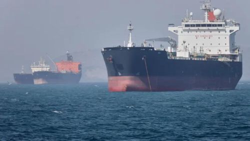 Tàu chở dầu neo ngoài khơi thành phố Bandar Abbas, Iran, trên eo biển Hormuz ngày 2/5/2026. Ảnh: AP/TTXVN