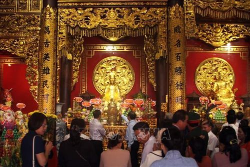 Người dân dâng hương lên Thượng điện Đền thờ Tây Sơn Tam kiệt. Ảnh: Trịnh Bang Nhiệm/TTXVN