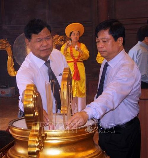 Các đại biểu dâng hương tại Đền thờ Tây Sơn Tam kiệt. Ảnh: Trịnh Bang Nhiệm/TTXVN