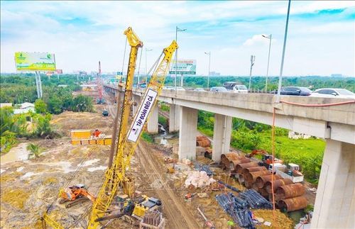 Thi công cầu cạn tại Dự án mở rộng đoạn cao tốc TP Hồ Chí Minh - Long Thành. Ảnh: Công Phong/TTXVN