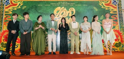 Ekip làm phim "Lên hương"