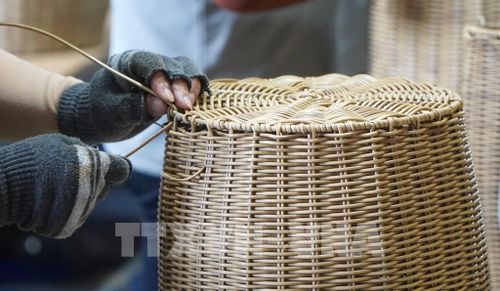 Công nhân sản xuất sản phẩm thủ công mỹ nghệ từ dây nhựa. Ảnh: Nhựt An - TTXVN