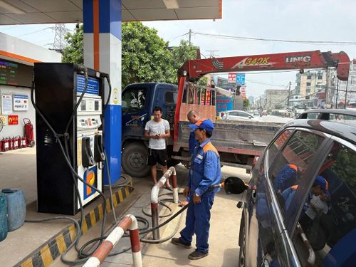 Khách đến mua xăng dầu tại cửa hàng Petrolimex trên đường Tam Trinh. Ảnh: Anh Nguyễn/Bnews/vnanet.vn