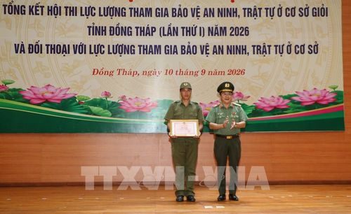 Đại diện Đội thi đạt giải Nhất Hội thi lực lượng tham gia bảo vệ an ninh, trật tự ở cơ sở giỏi tỉnh Đồng Tháp nhận Bằng khen của Chủ tịch UBND tỉnh. Ảnh: Hồng Thái - TTXVN