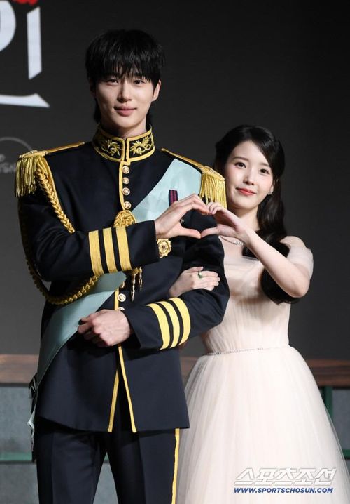 Byeon Woo Seok và Iu hợp tác trong dự án gần đây. (Ảnh Sports Chosun)