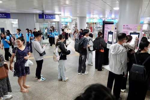 Người dân đi metro tuyến Bến Thành - Suối Tiên (TPHCM) sáng 9/9/2026. Ảnh: TTD