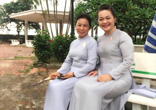 Bà Triệu Thị Thơm (bên phải) và bà Nông Thị Sinh- một phật tử chuyên trách về việc phóng sinh của đạo tràng Chùa Thành tích cực làm việc thiện. Ảnh: Duy Chiến.