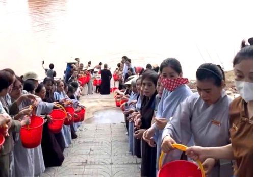 Đông đảo nữ tăng ni, phật tử xứ Lạng tham gia thả cá bảo vệ môi trường sông Kỳ Cùng. Ảnh: Duy Chiến.