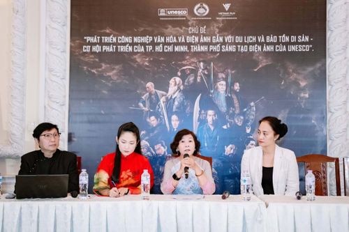 Từ trái sang: Nhà thiết kế Sĩ Hoàng, NSND Thanh Thúy, TS. Nguyễn Thị Hậu và bà Thanh Hường tham gia phiên thảo luận thứ 2.