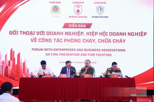 Các đại biểu trao đổi tại phần thảo luận của diễn đàn
