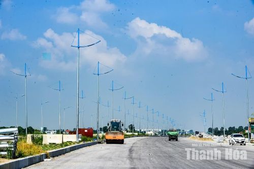 Theo ghi nhận, tại một số đoạn, nhà thầu đã thi công hoàn thiện hạng mục điện chiếu sáng và vỉa hè.