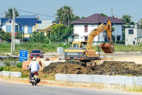 Giám đốc Ban Quản lý dự án đầu tư xây dựng phường Sầm Sơn Trần Thất Long cho biết, đến ngày 9/9, dự án đang trong quá trình thi công nền đường, thảm nhựa, lắp hệ thống thoát nước, đường điện và các hạng mục liên quan.