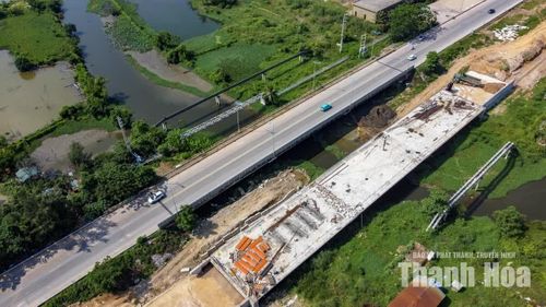 Nhà thầu đã triển khai thi công hoàn thiện các hạng mục như cọc khoan nhồi, thi công mố, trụ cầu, đổ bê tông mặt cầu và đang tập trung hoàn thiện các hạng mục như đầu cầu, khe co giãn và gờ lan can cầu.