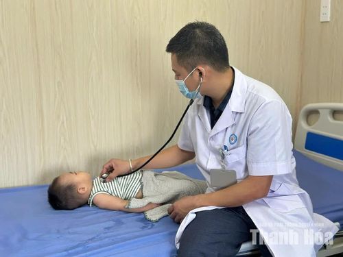 Bác sĩ tại Khoa Bệnh Nhiệt đới (Bệnh viện Nhi Thanh Hóa) khám và điều trị cho bệnh nhi.