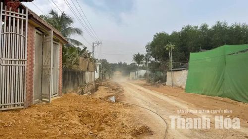 Những ngày nắng, xe vận chuyển đất chạy qua khiến bụi bay mù mịt. Khi trời mưa, mặt đường trở nên lầy lội, trơn trượt, gây khó khăn cho việc đi lại, sinh hoạt của người dân và học sinh đến trường.