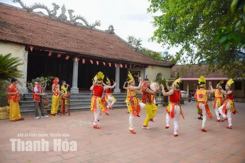 Điệu múa mộc mạc, khỏe khoắn, gợi nhớ đến những hình vẽ trên mặt trống đồng.