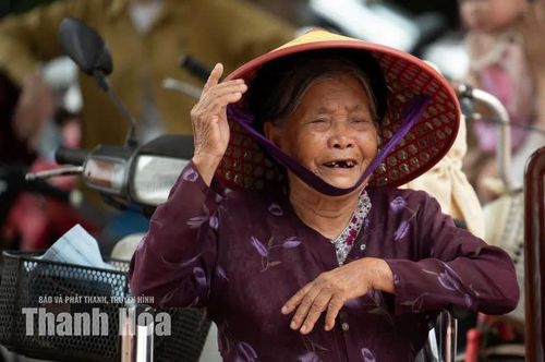 Bà cụ đi chợ về tạt vào nghỉ chân...