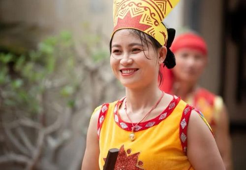 Mồ hôi lấm tấm nhưng khuôn mặt vẫn rạng ngời theo nhịp múa.