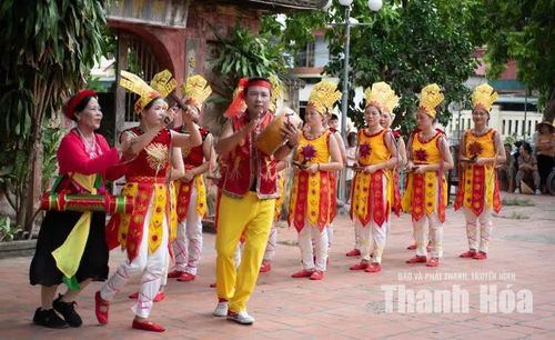 Trò diễn Tú Huần có 14 người: bố mẹ đứng giữa, mười hai người con đứng quanh. Mở đầu trò diễn, người mẹ gọi từng đứa con lại dặn dò, đặt cho mỗi đứa một cái tên gắn với tính nết.