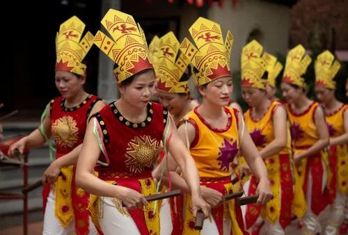 Người trước, người sau giữ khoảng cách đều đặn, động tác tay đưa lên hạ xuống nhịp nhàng.