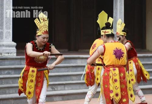 Dáng người hơi khom, chân bước nhún nhảy nhịp nhàng.