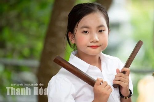Trẻ em trong làng cũng mon men lại gần. Ban đầu chỉ đứng ngoài xem rồi nhại theo tiếng “hẹ, hẹ”, dần dần được người lớn trao cho đôi sênh để tập gõ.