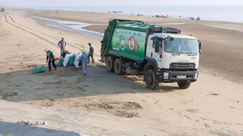Rác thải sau khi thu gom được vận chuyển đi xử lý. Ảnh: UBND phường Tĩnh Gia