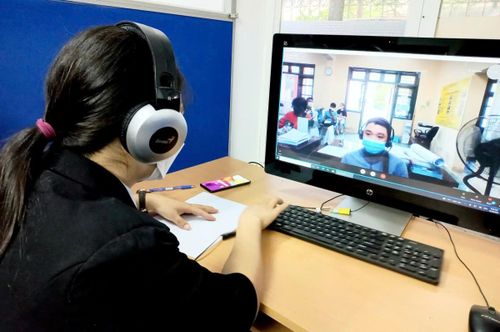 Một doanh nghiệp phỏng vấn trực tuyến với người lao động tìm việc. Ảnh: Thu Hằng.