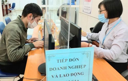Cung cấp thông tin, tư vấn cho người lao động đến tìm việc tại Trung tâm Dịch vụ việc làm Hà Nội. Ảnh: Thu Hằng.