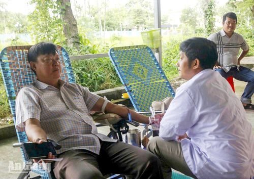 Chủ tịch UBND phường Tịnh Biên Trần Hiếu Thuận tham gia hiến máu tình nguyện.