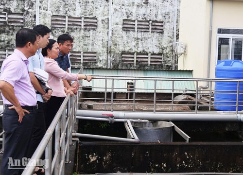 Đại biểu khảo sát quy trình xử lý nước tại Trạm vận hành xử lý nước thải thuộc Ban Quản lý Cảng cá Tắc Cậu, xã Bình An.