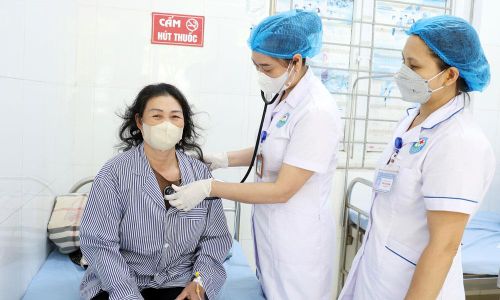 Bác sĩ Khoa Truyền nhiễm (Bệnh viện Đa khoa Yên Dũng) tuân thủ nghiêm quy định về kiểm soát nhiễm khuẩn trong quá trình thăm khám, điều trị.