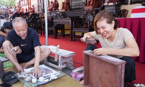  Thực hành trình diễn quảng bá nghề chạm khắc gỗ mỹ nghệ Đồng Kỵ. 