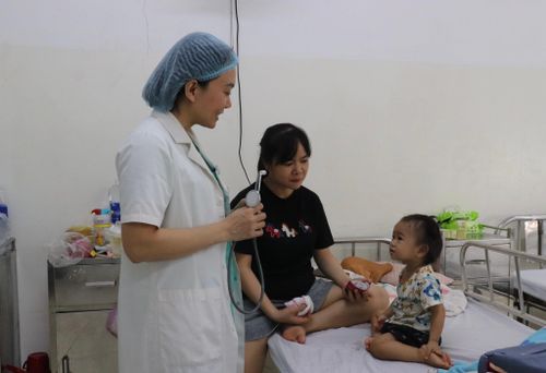 Trẻ mắc bệnh tay chân miệng đang được điều trị nội trú tại Bệnh viện Phụ sản - Nhi Đà Nẵng. Ảnh: KHÁNH NGÂN