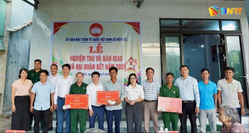 Xã Hiệp Đức bàn giao 3 nhà đại đoàn kết trước mùa mưa bão. Ảnh: GIA PHÚC