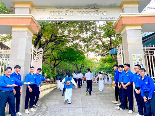 Đoàn viên, thanh niên Trường THPT Thái Phiên góp phần giữ gìn trật tự, bảo đảm an toàn giao thông trước cổng trường. Ảnh: ĐVCC