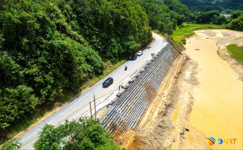 Một vị trí trên tuyến ĐT606, đoạn qua xã Avương bị sạt lở ta luy âm do mưa lũ năm 2025 đã được khắc phục. Ảnh: PHƯỚC MẠNH