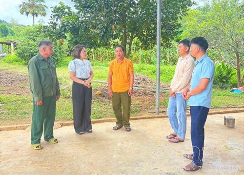 Cán bộ Ủy ban MTTQ Việt Nam xã Núa Ngam gặp gỡ, lắng nghe ý kiến của Nhân dân bản Na Tông.
