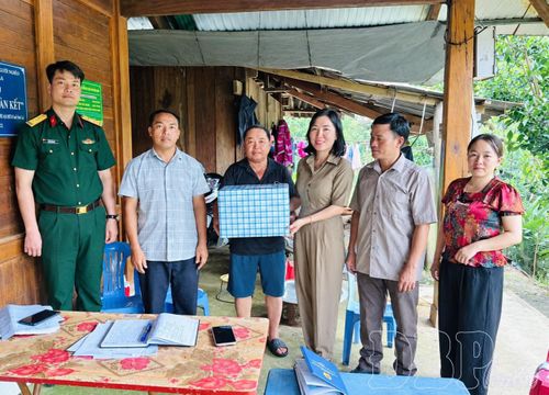 Bà Nguyễn Thị Yến (thứ 3 từ phải sang), Trưởng ban Xây dựng Đảng xã Nậm Kè phơi hợp lực lượng chức năng xuống bản thăm, tuyên truyền vận động nhân dân tăng cường đoàn kết dân tộc.