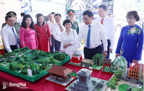 Ủy viên Trung ương Đảng, Phó Thủ tướng Chính phủ Nguyễn Văn Thắng (thứ 3, từ phải sang) và Ủy viên Trung ương Đảng, Bí thư Thành ủy, Trưởng đoàn Đại biểu Quốc hội thành phố Đồng Nai Vũ Hồng Văn (thứ 2, từ phải sang) tham quan không gian đổi mới sáng tạo tại Trường THCS Hùng Vương (phường Trảng Bom).