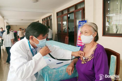 Một người cao ở tuổi phường Trấn Biên được khám sức khỏe miễn phí.