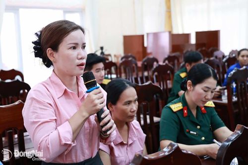 Đại diện người lao động phát biểu, đề xuất các giải pháp tháo gỡ khó khăn trong sản xuất, cải thiện điều kiện làm việc, ổn định đời sống.