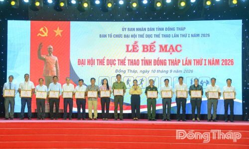 Đồng chí Huỳnh Thị Hoài Thu trao Bằng khen của Chủ tịch UBND tỉnh cho các tập thể có thành tích xuất sắc trong công tác chỉ đạo, tổ chức Đại hội.