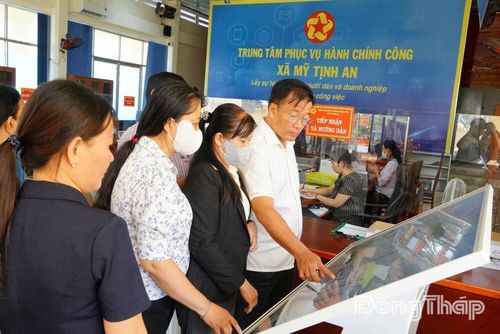 Đoàn công tác khảo sát thực tế tại Trung tâm Phục vụ hành chính công xã.